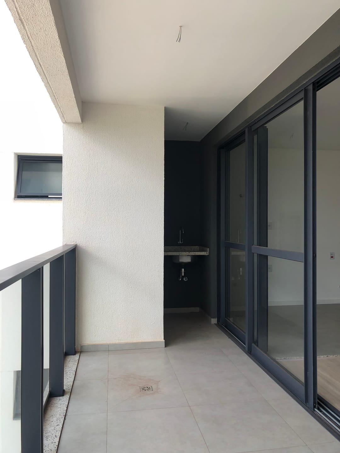 Apartamento à venda, Edifício Sense, 79m² úteis, 2 quartos (1 suíte), andar alto, ampla sacada com churrasqueira - Terra Bonita, Londrina, PR