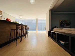 Sobrado à venda, Alphaville 2, 285m² úteis, 4 suítes, sendo uma com hidro e closet, completo planejados, piscina, 4 vagas-  Vivendas do Arvoredo,