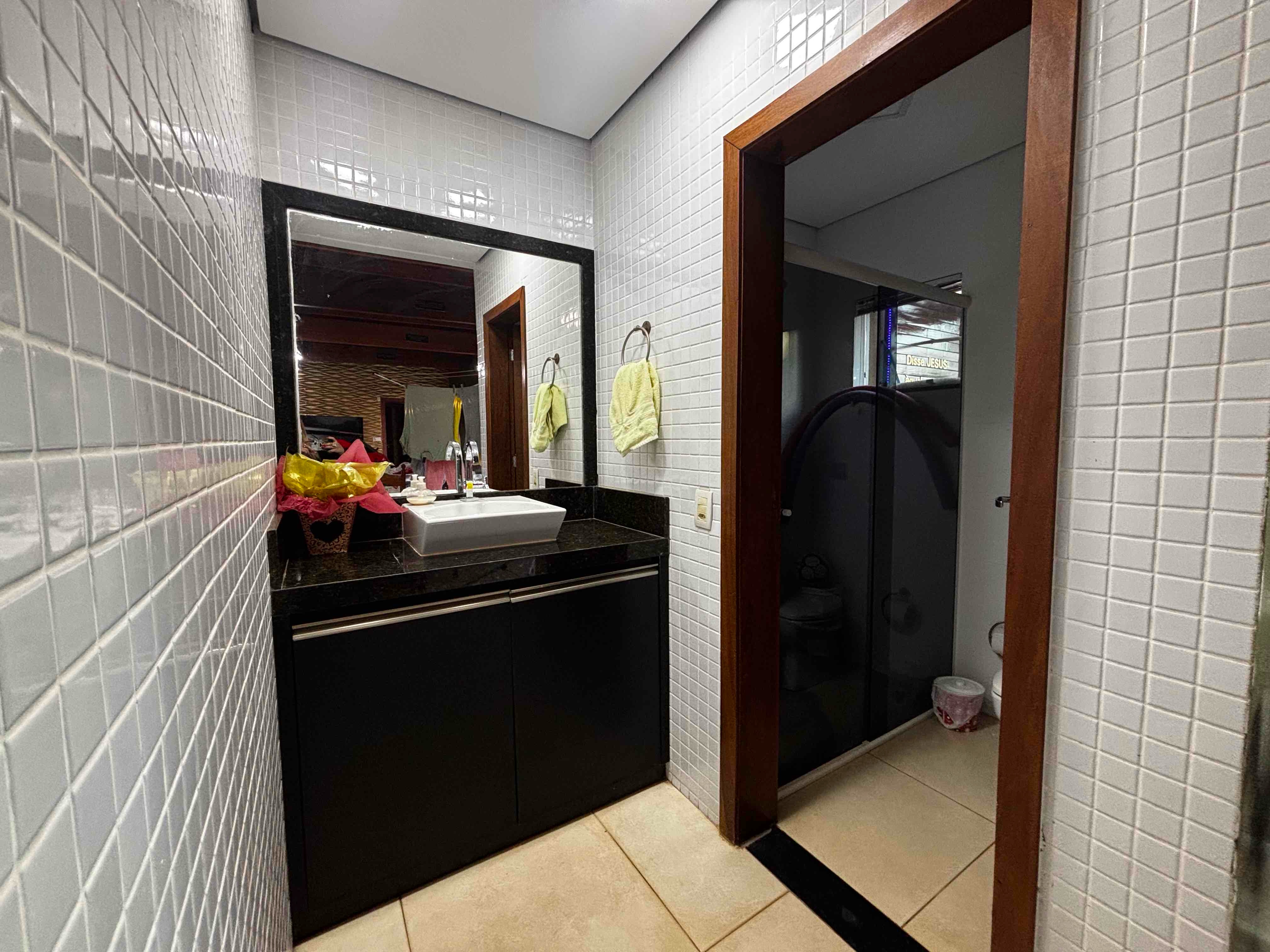 Sobrado à venda, no bairro Caravelle, Proximo ao centro e Aeroporto, 295m² úteis,  5 quartos sendo 1 suíte, piscina, churrasqueira - Londrina, PR