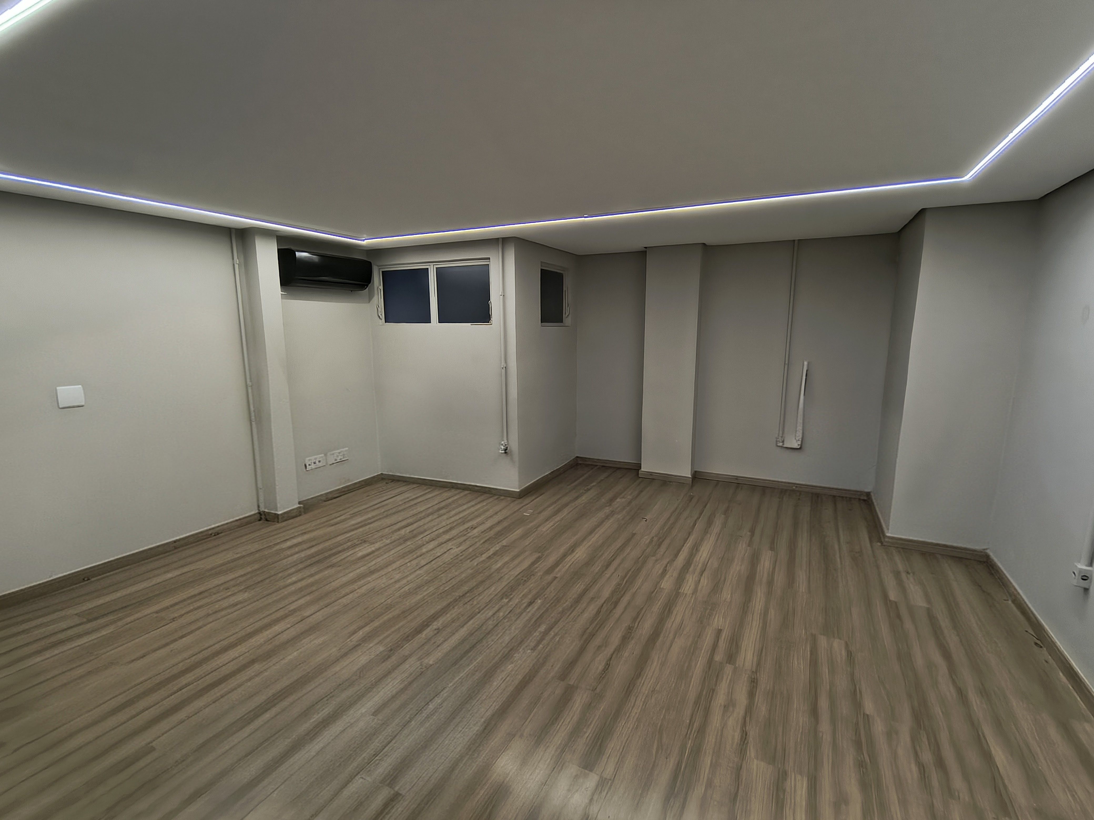Barracão para locação, 997M² úteis, subsolo e mezanino, 28 garagens, 4 banheiros, Av.JK, Londrina-PR
