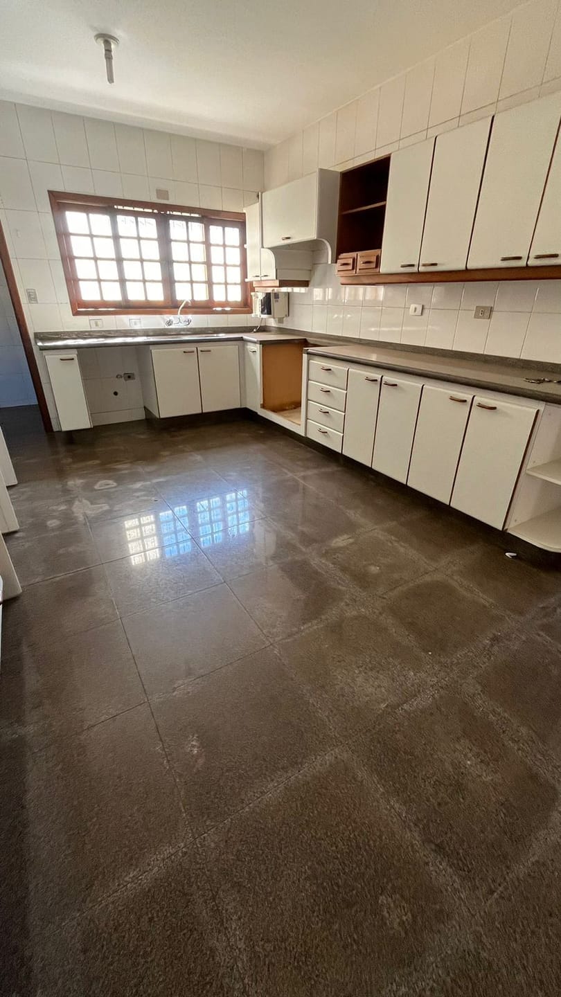 Casa comercial próximo a Av Higienópolis, piscina- Guanabara, Londrina, PR