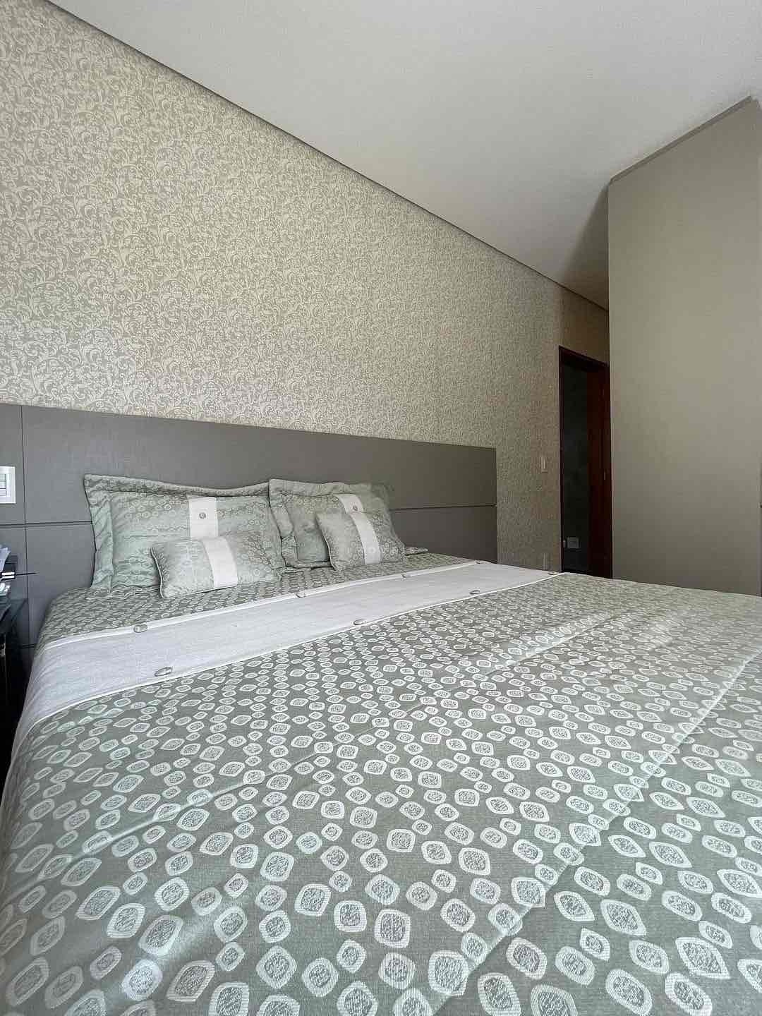 Casa à venda, Royal Forest, 300m² úteis, 3 suítes, aquecimento solar, piscina, quintal,  4 vagas -  Esperança Londrina, PR
