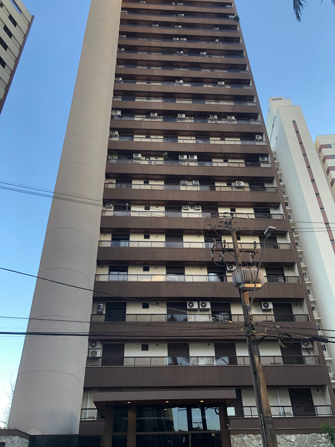 Apartamento à venda, Edifício London Lake, 263m² úteis, 2 suítes, ampla varanda com churrasqueira, 3 vagas - Caiçaras, Londrina, PR