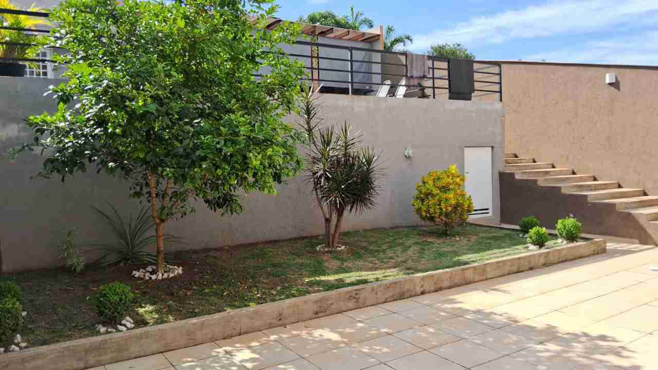 Casa à venda, Jd Kobayashi, 280m² privados, com piscina, 3 quartos sendo 1 suíte, 3 vagas - Califórnia, Londrina, PR
