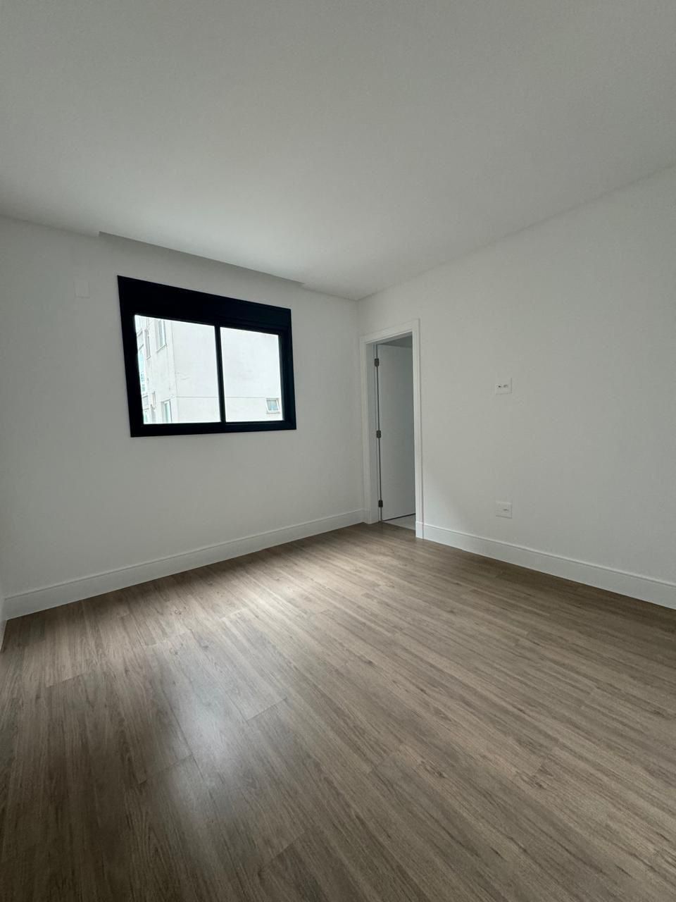 Apartamento novo à venda, 400m² da praia, Edifício Fiori Del Mare Residenziale, 3 suítes, 2 vagas de garagem, Itapema/SC.