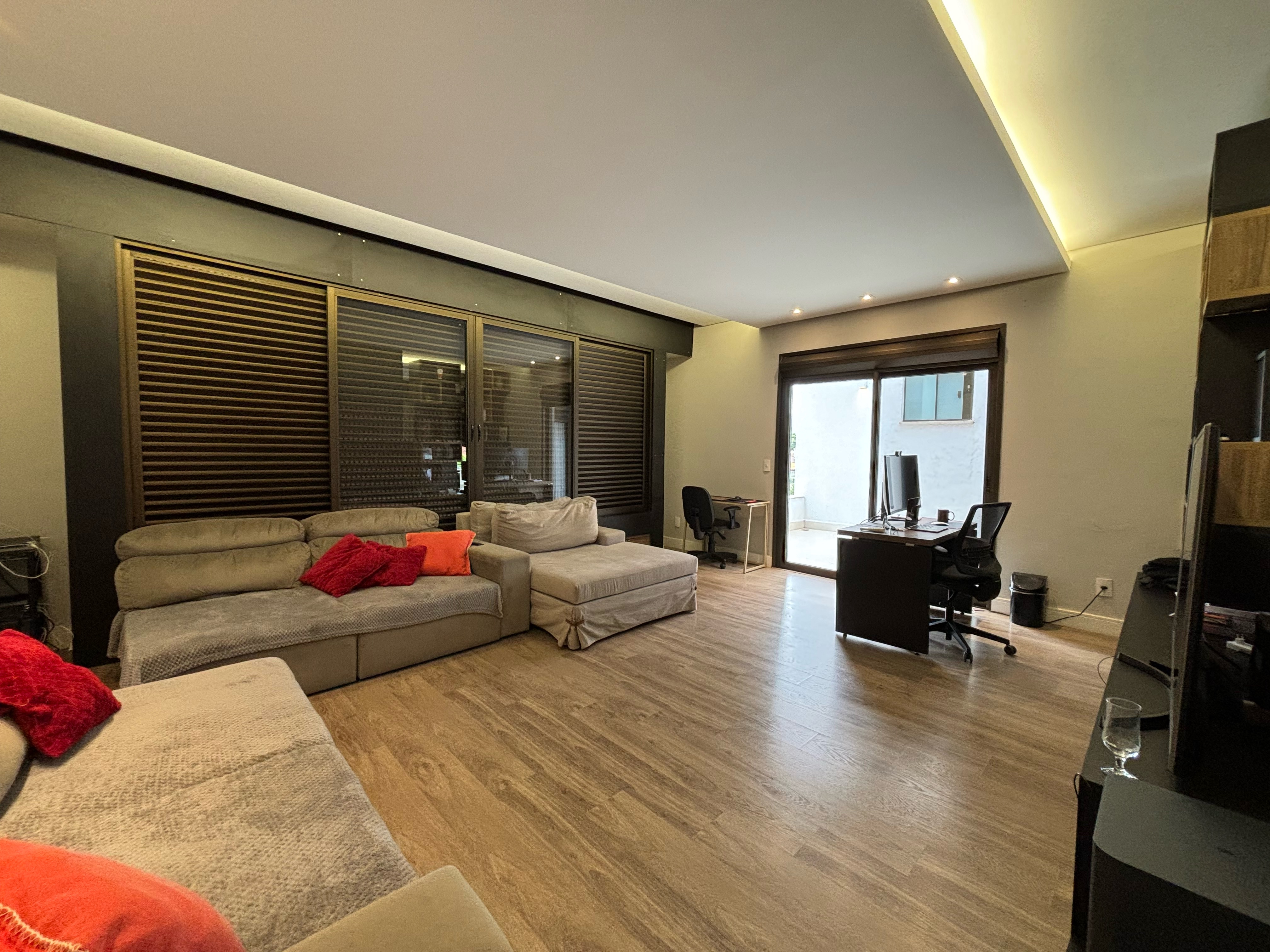 Sobrado à venda e locação,  500m², 4 quartos (sendo 2 suítes), 6 banheiros, 4 vagas de garagem, Mediterrâneo - Londrina, PR
