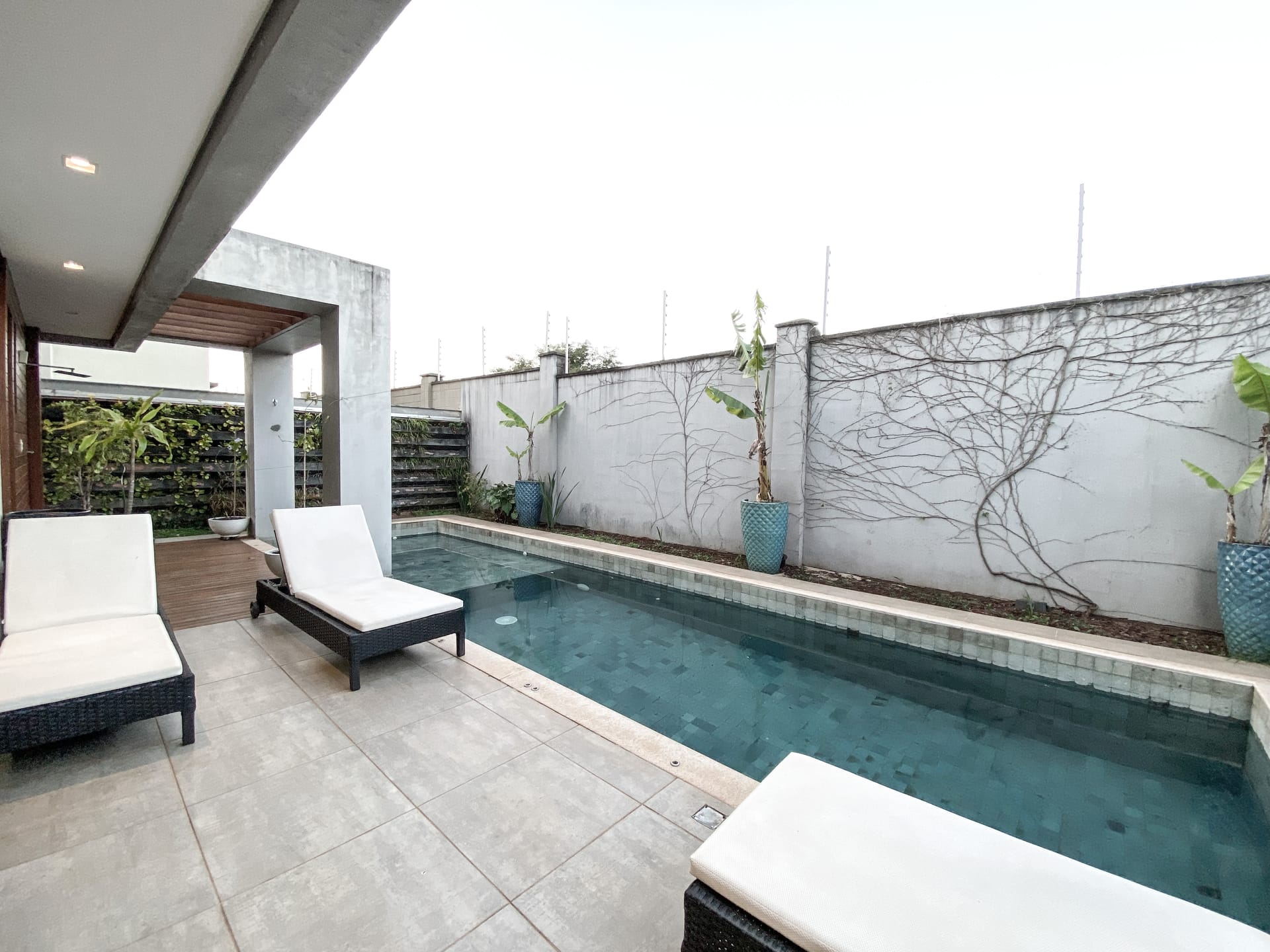 Casa venda e locação no Cond. Alphaville II, 300m² úteis, mobiliada, decorada com 4 quartos sendo 2 suítes e 2 demi-suites, piscina, hidromassage