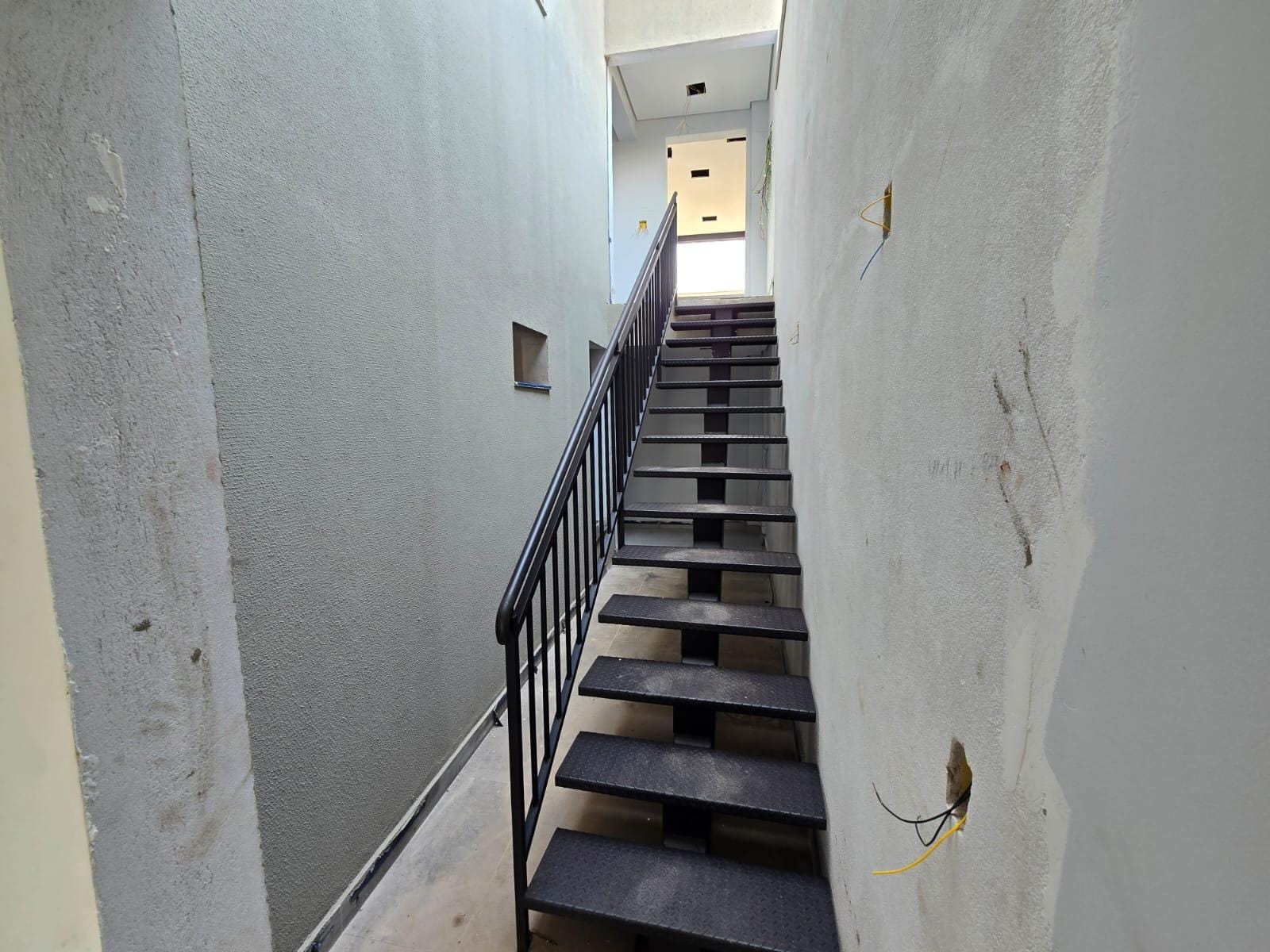 Sobrado à venda - 200m²/ 3 quartos / 3 suítes/ piscina - recém-construída  - próx av Faria Lima - Londrina/PR