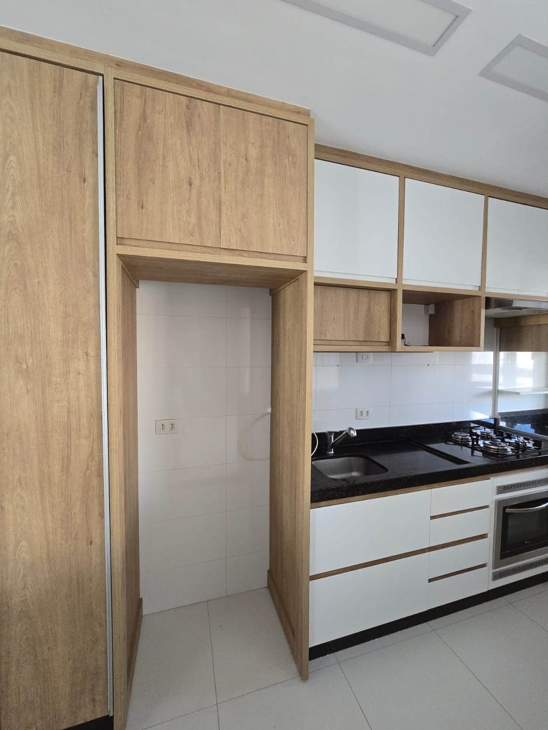 Apartamento à venda, Edifício Uptown Residence, 75m² úteis, 2 quartos (1 suíte), varanda com churrasqueira, 2 vagas paralelas - Gleba Palhano, Lo