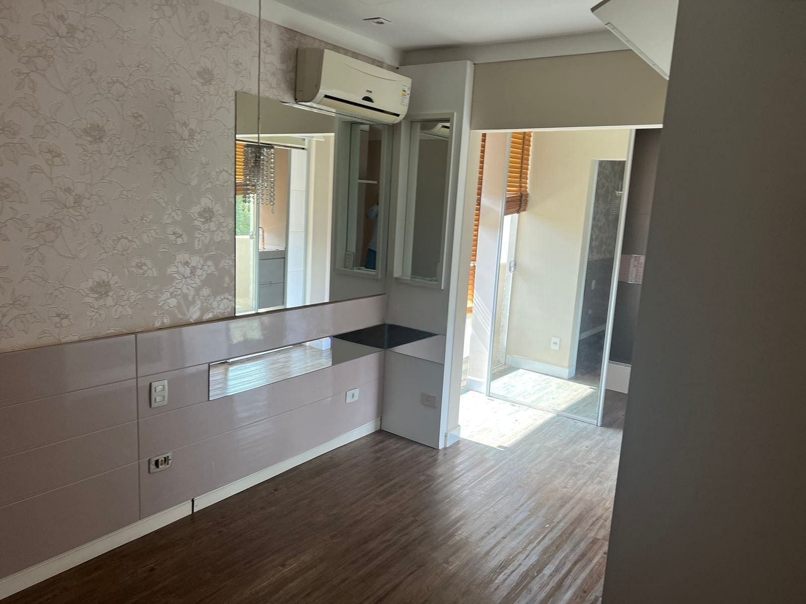 Sobrado à venda, Royal Forest, 280m² úteis, 4 quartos sendo 2 suítes, completo em móveis planejados, piscina - Esperança, Londrina, PR