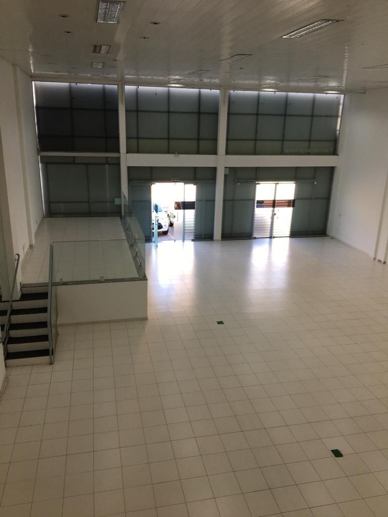 Barracão para locação, Av. Maringá, 814m² úteis, 14 garagens, frente vidro, Londrina-PR
