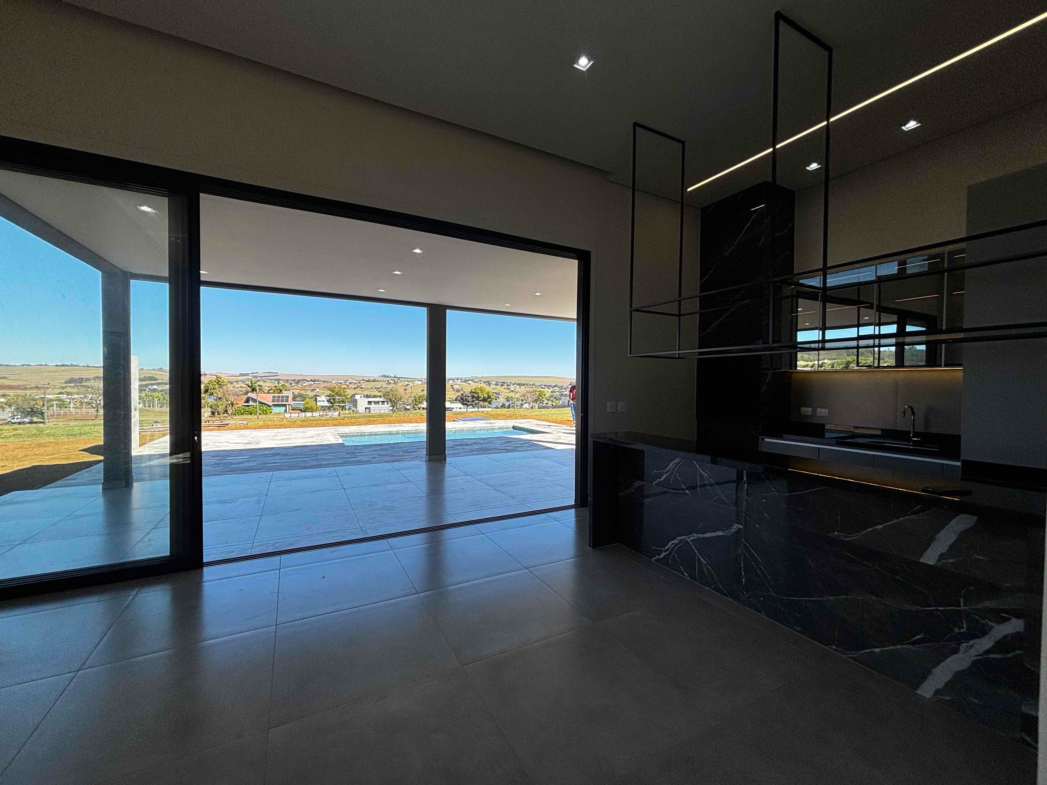 CASA NOVA A VENDA, CONDOMINIO ECOVILLAS DO LAGO, 3 QUARTOS, 1 SUÍTE, PISCINA AQUECIDA