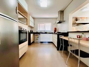 Sobrado à venda, Alphaville 2, 285m² úteis, 4 suítes, sendo uma com hidro e closet, completo planejados, piscina, 4 vagas-  Vivendas do Arvoredo,