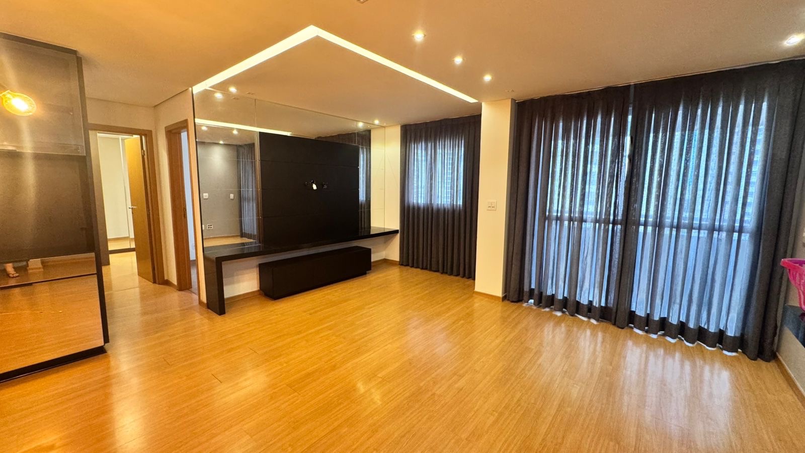 Apartamento para venda, Edifício Liberty Towers,  77m² úteis, 2 quartos sendo 1 suíte, andar alto, com planejados -  Santa Rosa, Londrina, PR