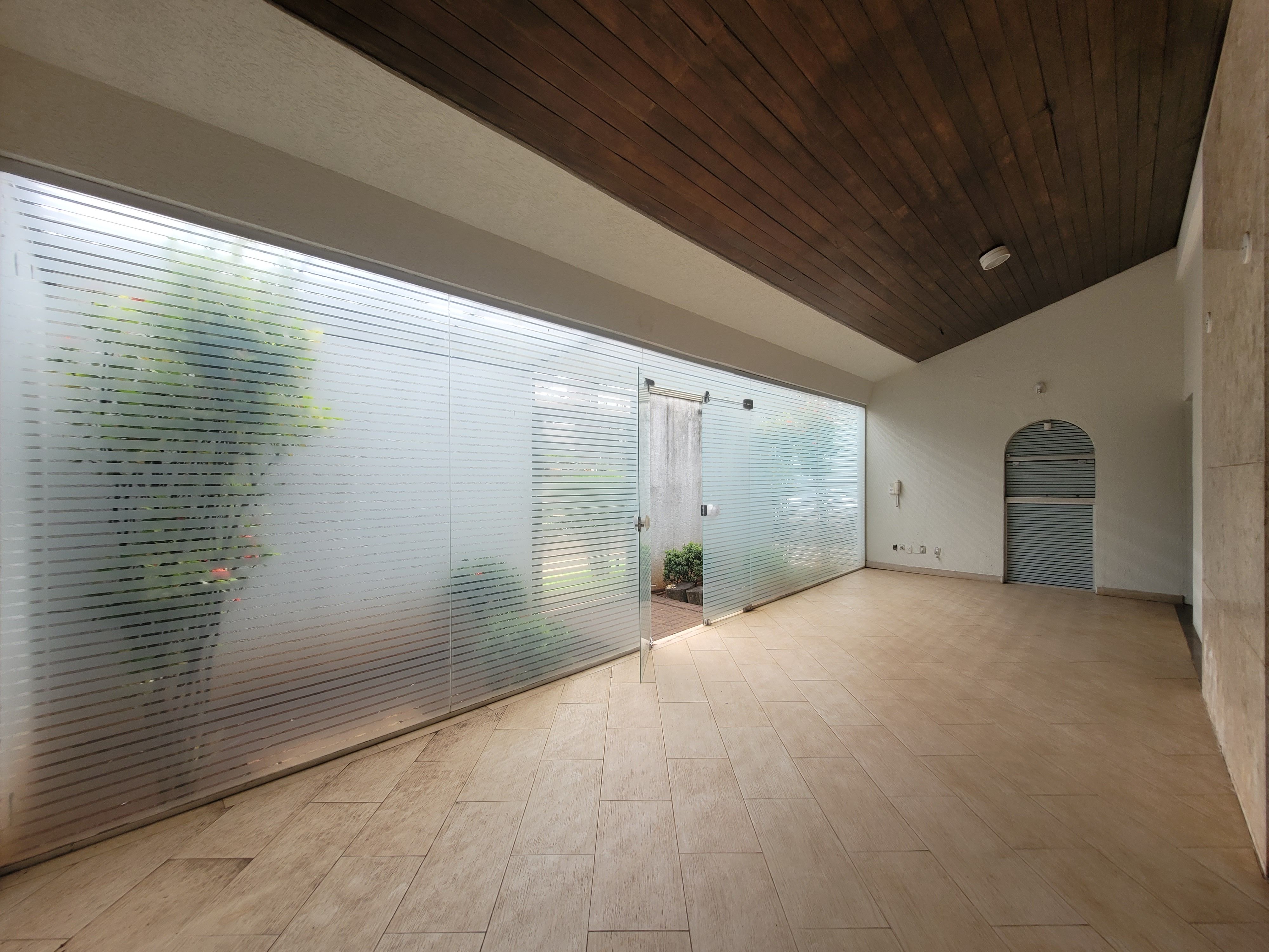 Sobrado à venda, 438m², 5 quartos sendo 3 suítes, 4 banheiros, 4 vagas de garagem no centro de Londrina, PR