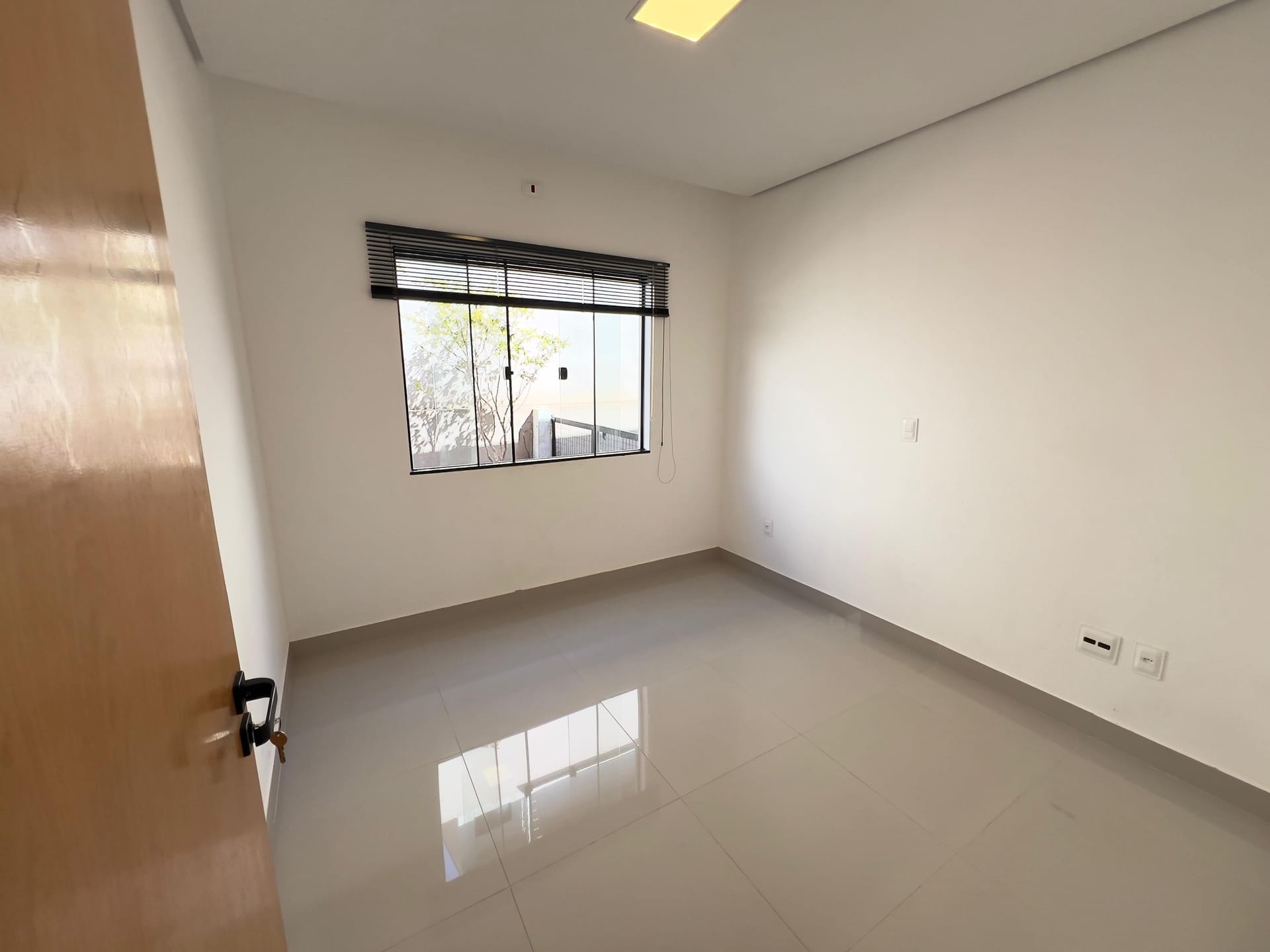 Casa à venda, Bairro Monte Carlo, Pé Direito Alto, 3 quartos sendo 1 Suite, Proximo ao Aeroporto, Londrina PR