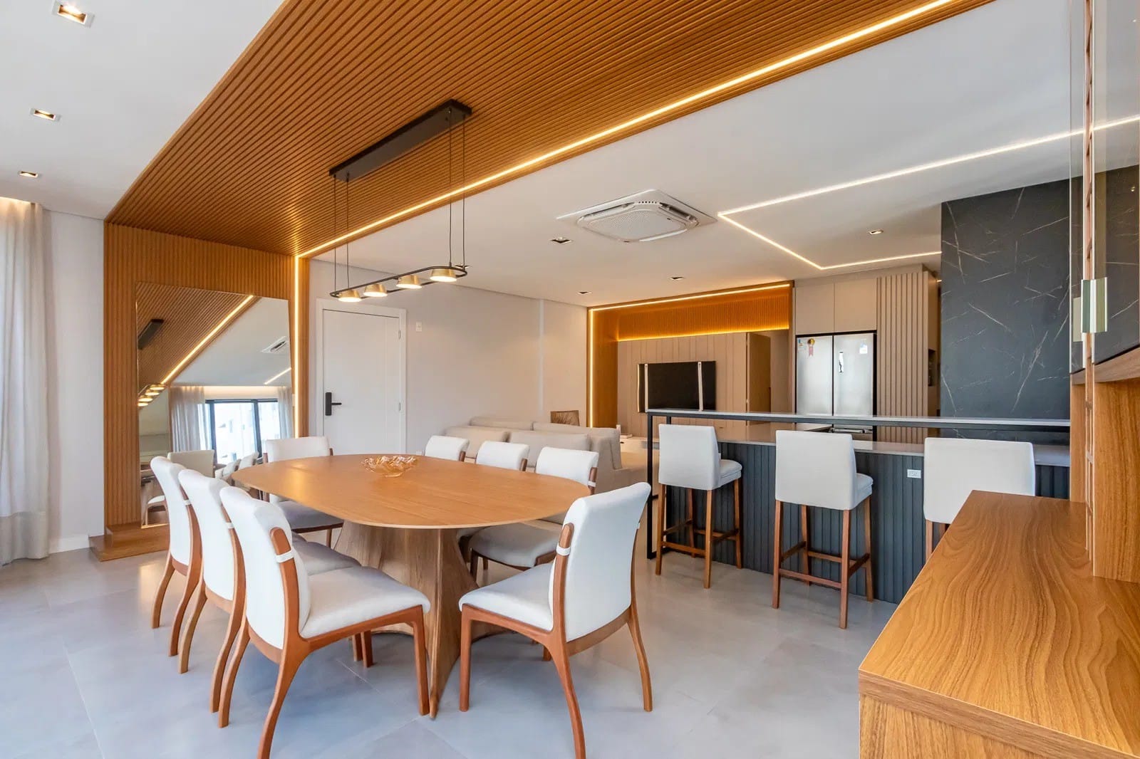 Apartamento à venda, Edifício Costa, 136m²úteis,  4 suítes, 1 Lavabo, 2 vagas, próximo a roda gigante, Pioneiros, Barra norte- Balneário Camboriú