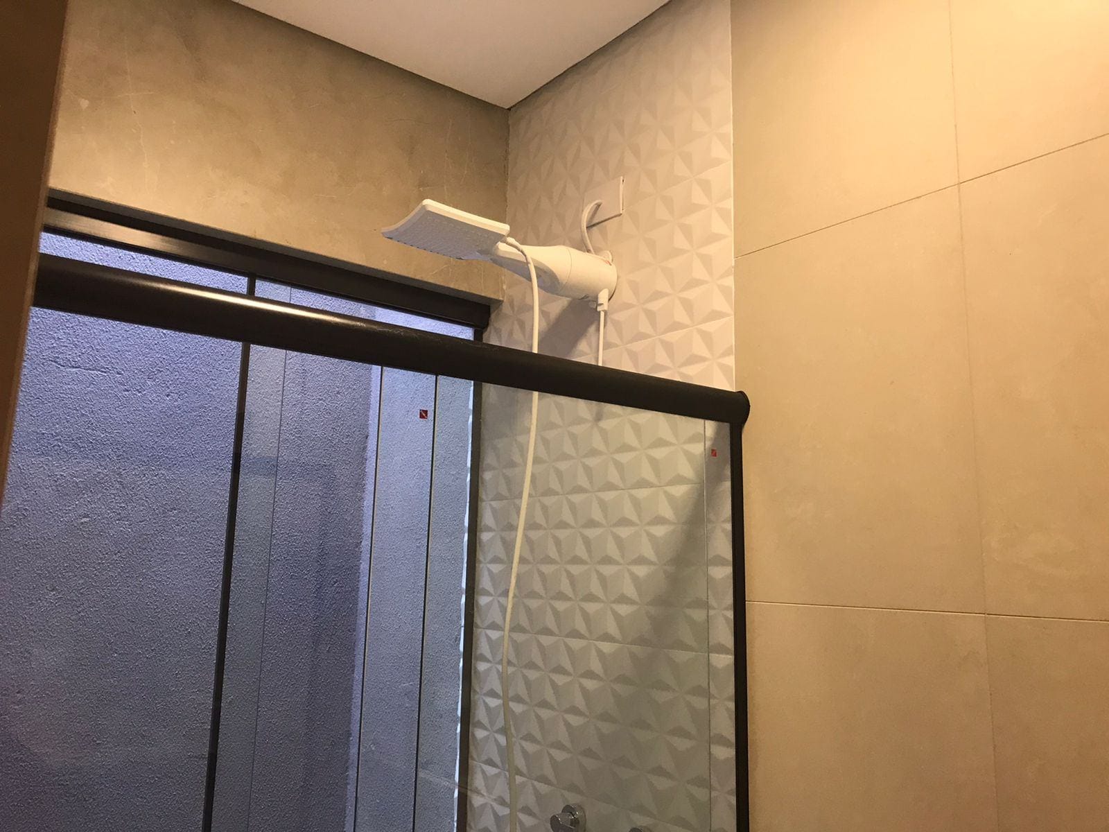Sobrado à venda, Condomínio Morada das Flores, 137m² úteis, 3 quartos sendo 1 suíte, 2 vagas  - Cambé, PR