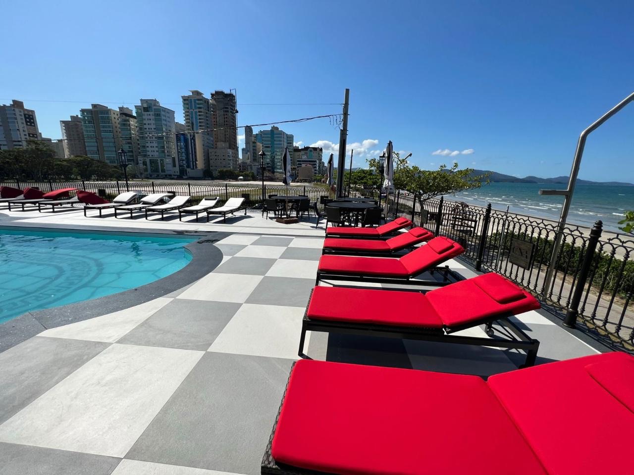 Apartamento  à venda CARTIER FRENTE MAR, Meia praia, 180M² úteis, 4 suítes, 4 vagas,  finamente mobiliado - Meia praia, Itapema, SC
