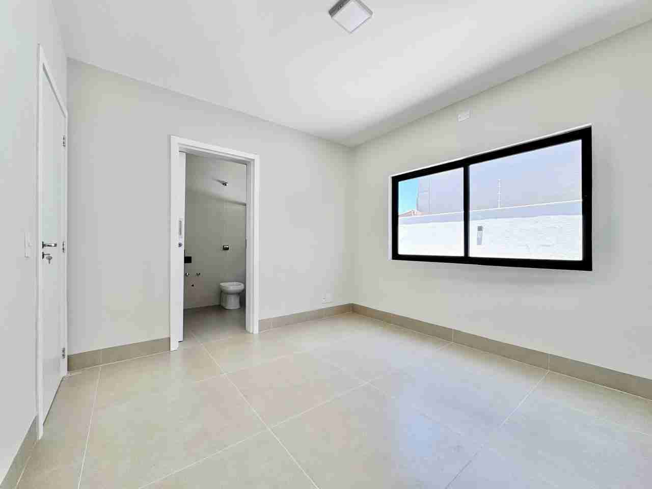Casa à venda, alto padão, 3 pavimentos, aréa útil de 465M², 6 quartos (sendo 2 suítes e um suíte master) ,Mediterrâneo, Londrina, PR