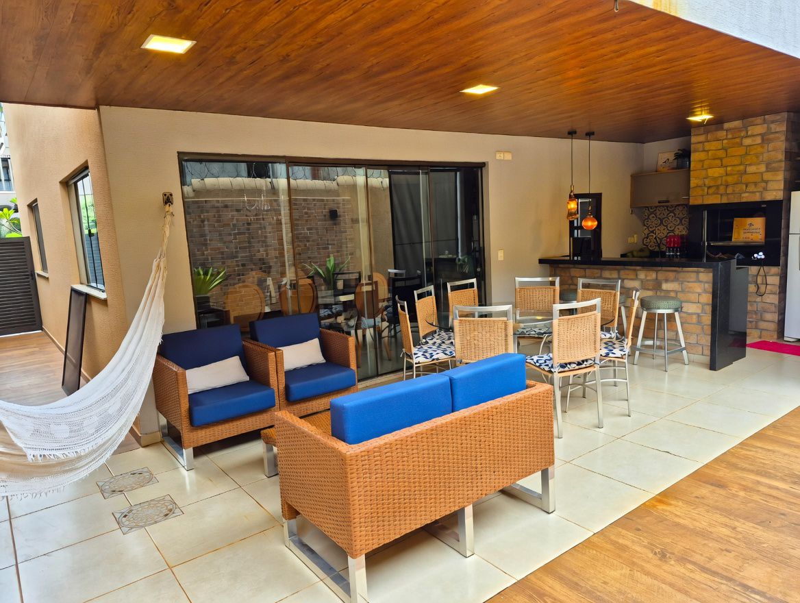 Sobrado à venda, 3 quartos sendo 1 suite com armários e banheira, 220 m², Royal Maison, Esperança, Londrina, PR
