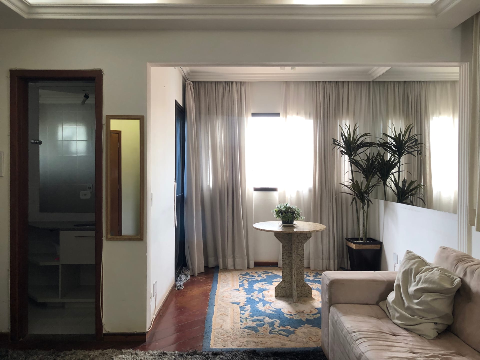 Apartamento à venda, Edifício Saint Simon, 57m² úteis, 1 quarto com suíte e closet, duplex, mobiliado - Centro, Londrina, PR