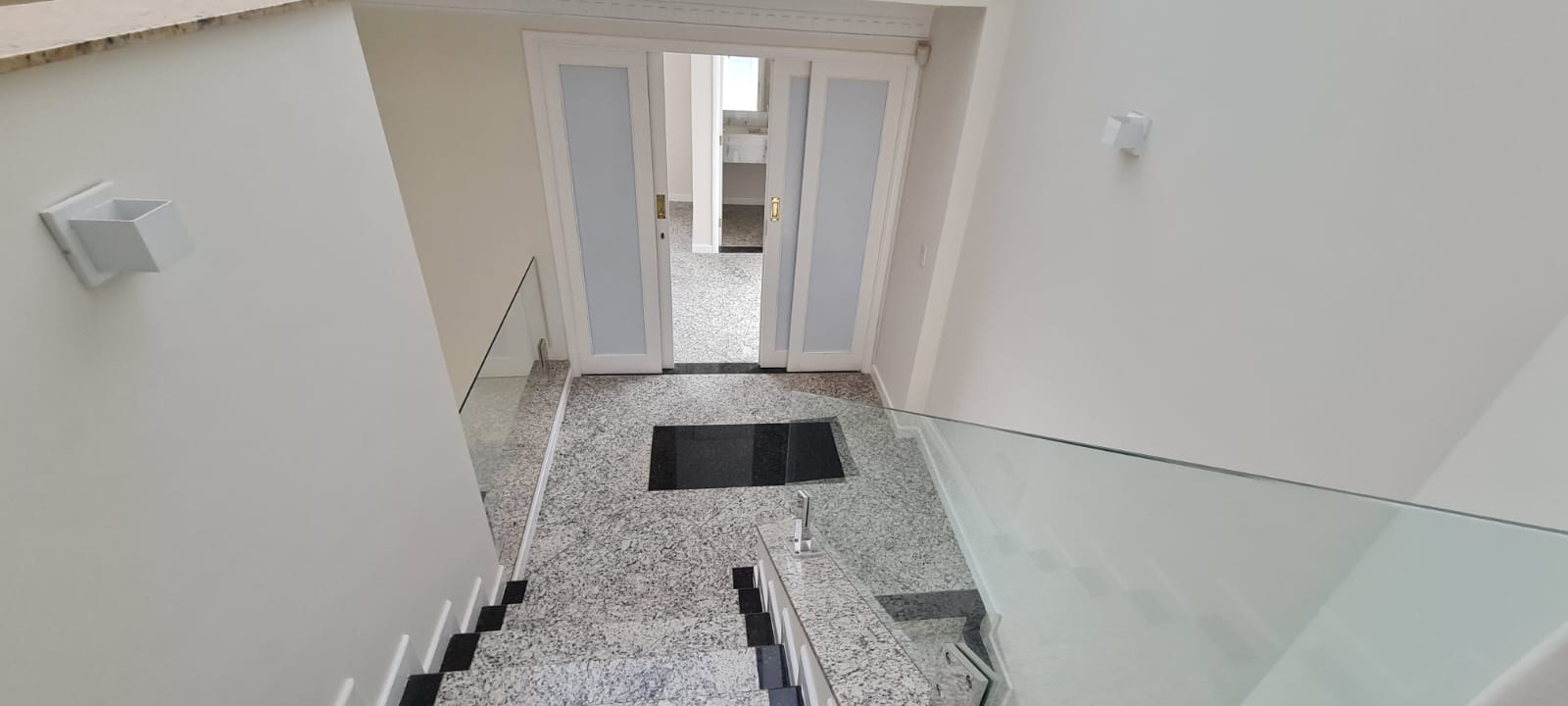 Sobrado à Venda, residencial ou comercial prox a Av Maringá, 440m² úteis, 5 quartos sendo 3 suítes, e 2 com sacada, piscina, 4 vagas - Iguaçu, Lo