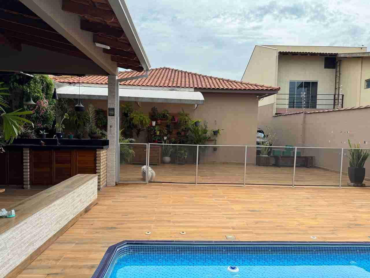 Casa à venda, 400 m2 úteis, 4 quatos sendo 2 suítes, porteira fechada. área de lazer ampla, 6 vagas, Jardim Shangri-lá A, Londrina-PR