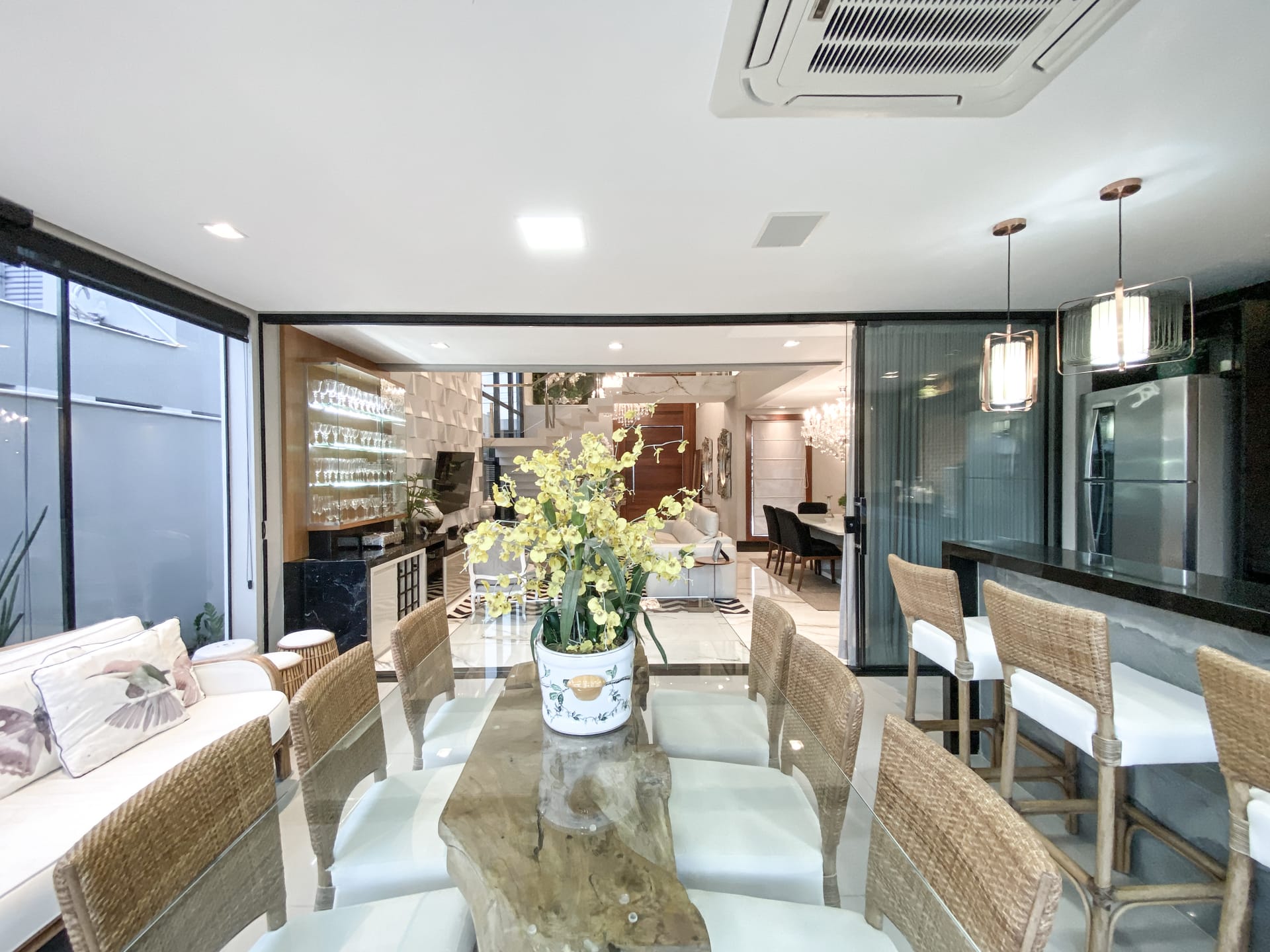 Casa venda e locação no Cond. Alphaville II, 300m² úteis, mobiliada, decorada com 4 quartos sendo 2 suítes e 2 demi-suites, piscina, hidromassage