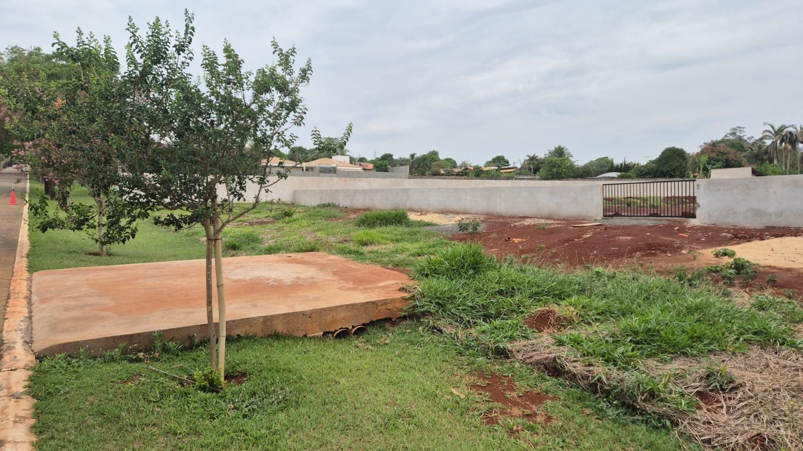 Terreno à venda, 2600 m2  Condomínio Estancia Bom Tempo, Murado e bem localizado, Londrina, PR