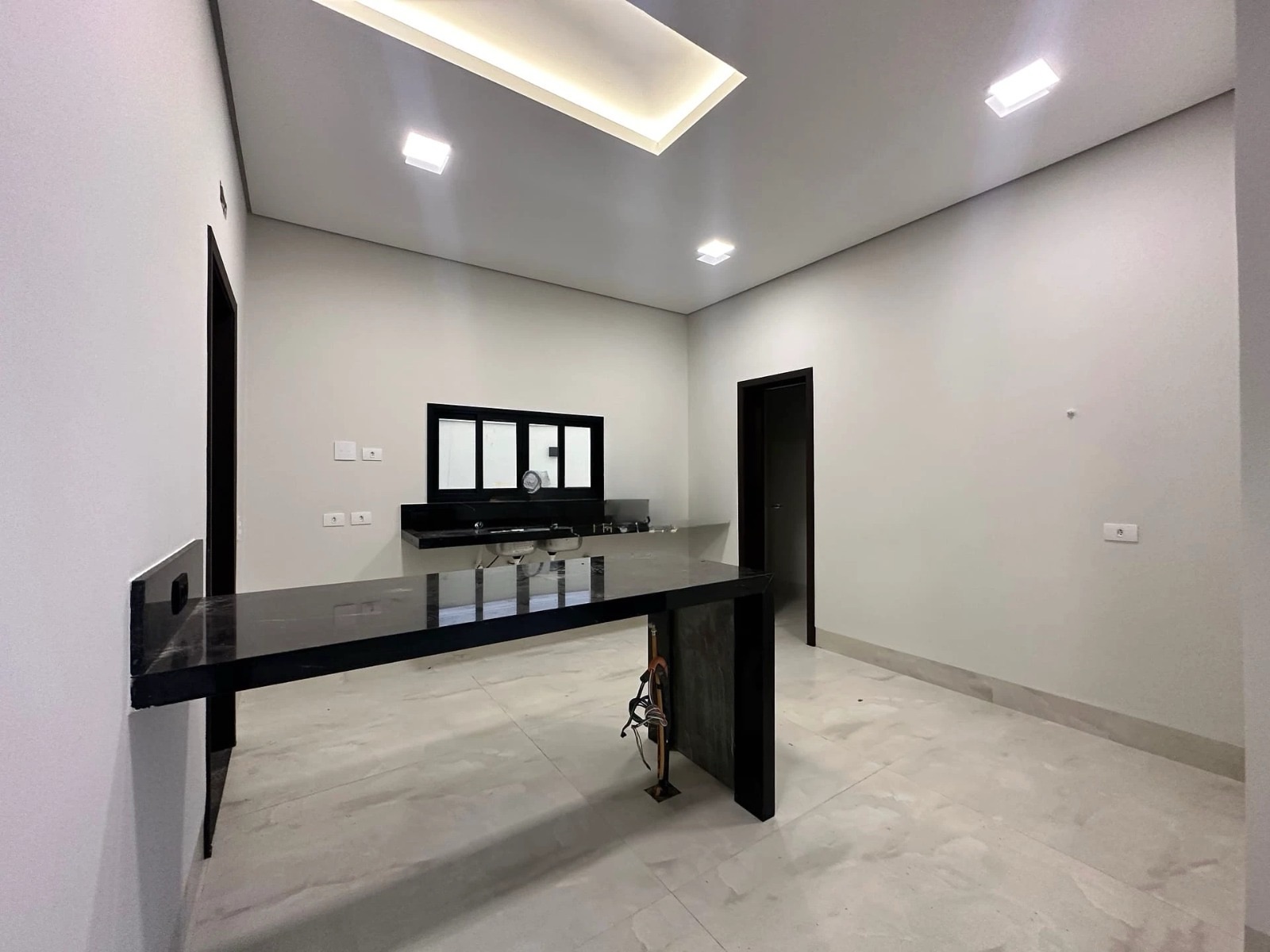 Sobrado à Venda, condomínio Royal Forest, recém construído, 330 m2 úteis, 3 suítes, elevador piscina, Esperança, Londrina, PR