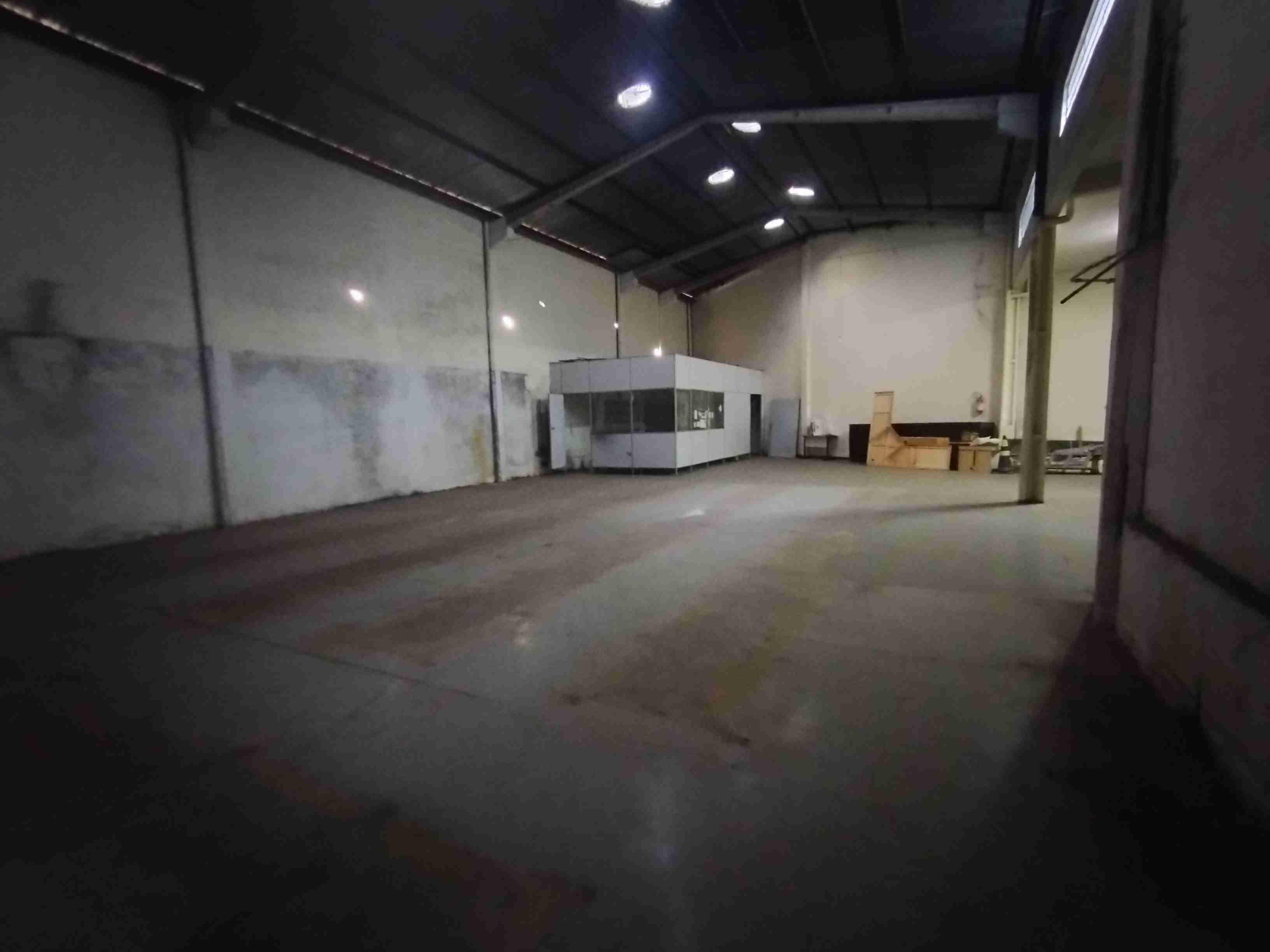 Barracão para locação, Av. Maringá, 358M² úteis, amplo, 5 garagens, Londrina-PR