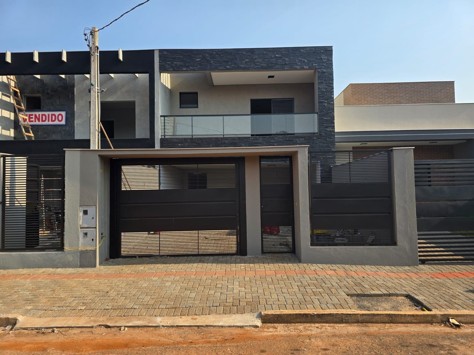 Sobrado à venda - 200m²/ 3 quartos / 3 suítes/ piscina - recém-construída  - próx av Faria Lima - Londrina/PR