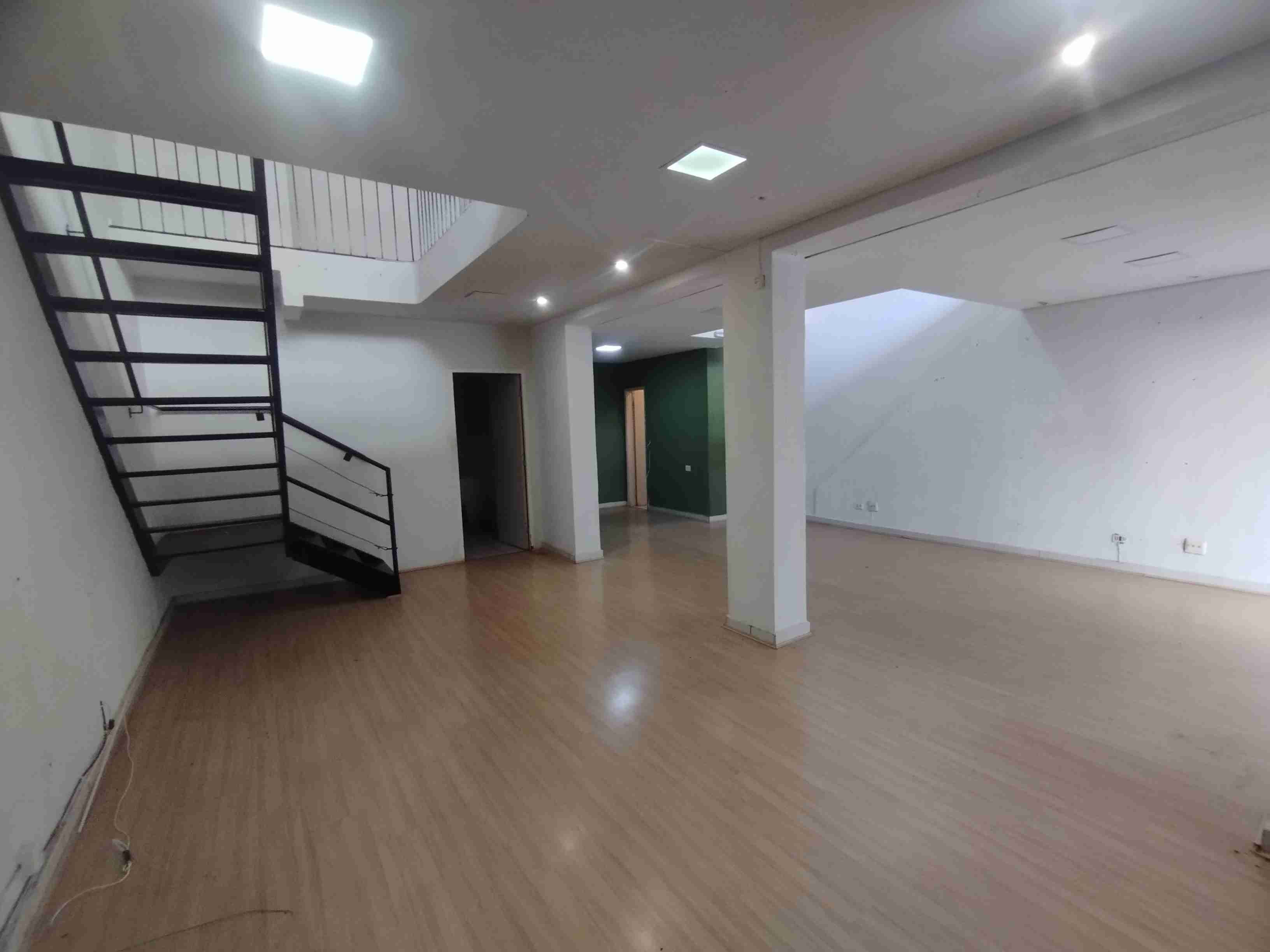 Loja para locação, Rua Fernando de Noronha, centro, 160M², barracão com mesanino. amplo, frente vidro, aluguel R$ 5.000. Londrina-PR