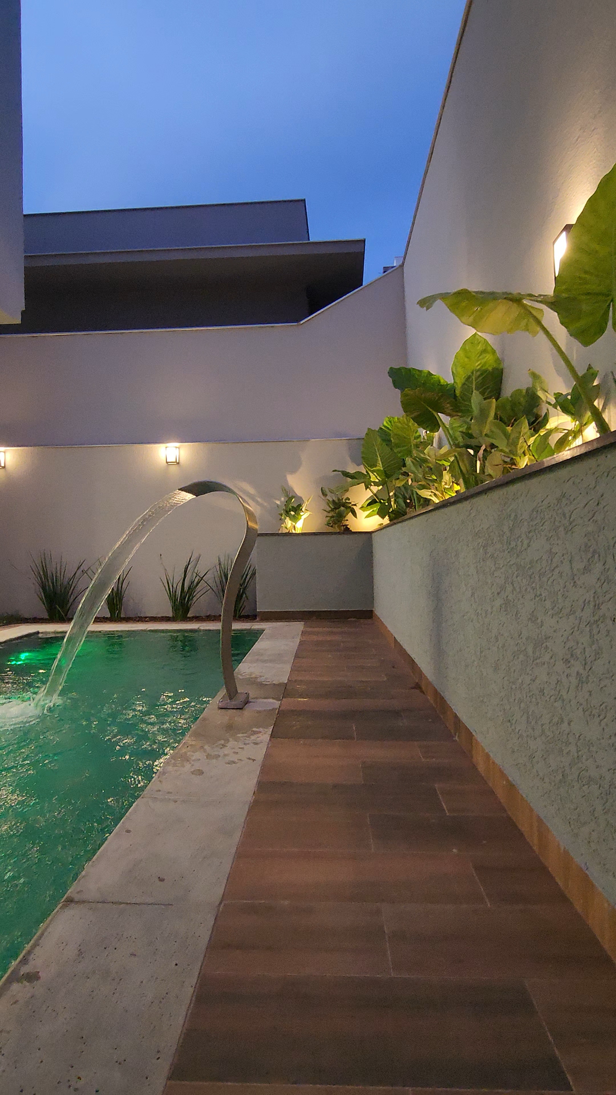 Casa em condominio à Venda, Parque Tauá Araguari, 233 m² construção, 3 suítes, hidro, piscina privativa - Jardim Morumbi, Londrina, PR