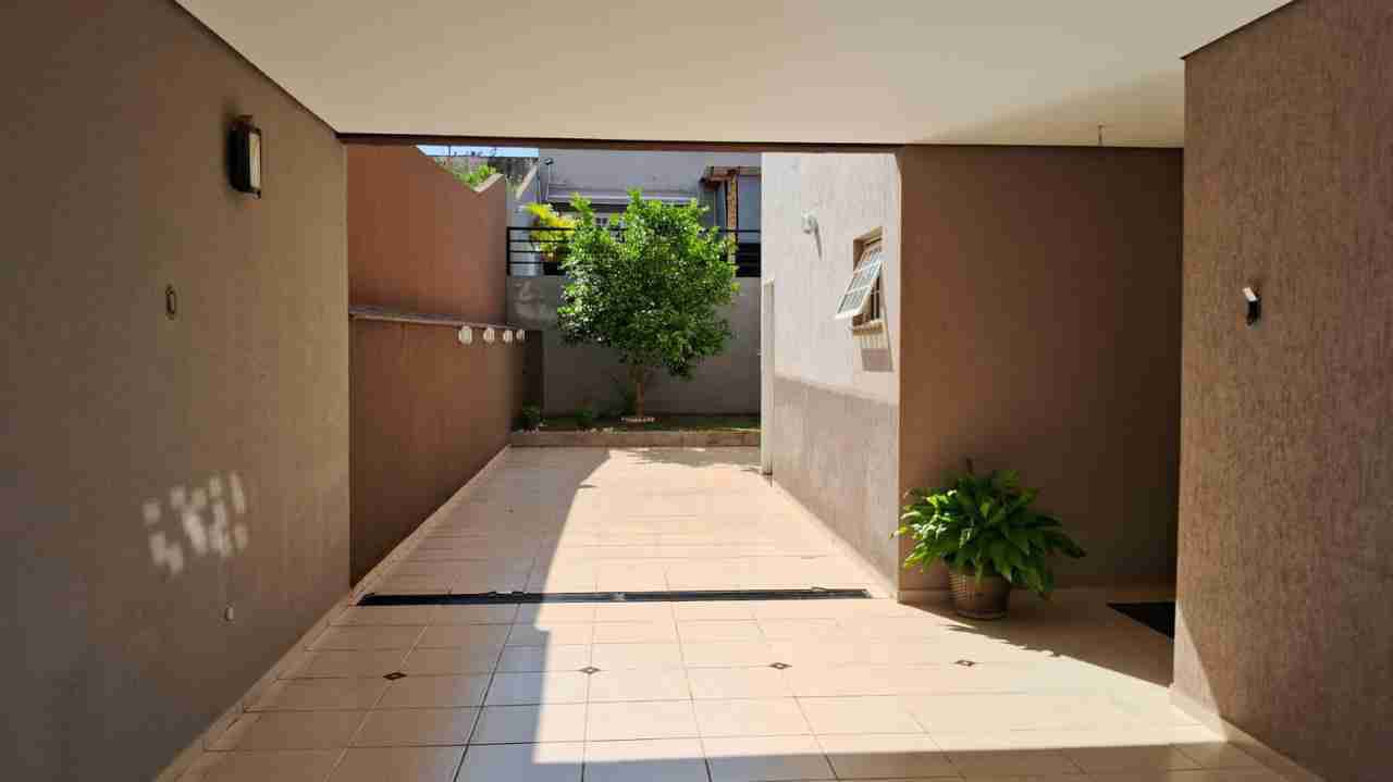Casa à venda, Jd Kobayashi, 280m² privados, com piscina, 3 quartos sendo 1 suíte, 3 vagas - Califórnia, Londrina, PR