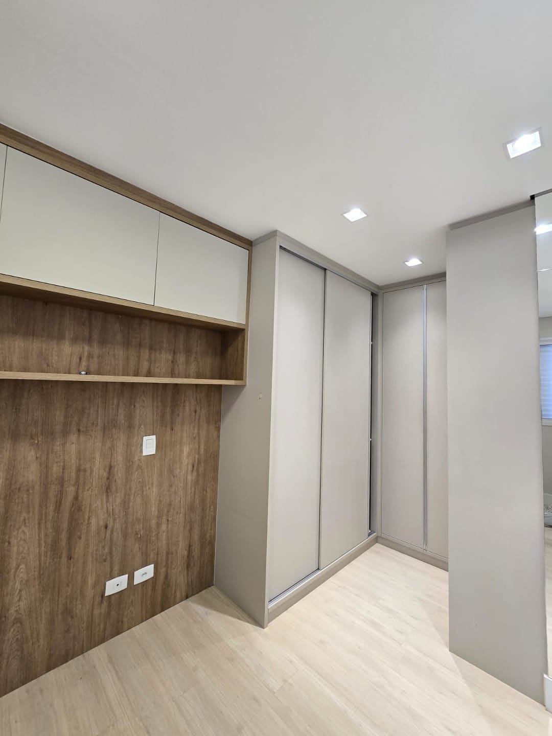 Apartamento à venda, Edifício Uptown Residence, 75m² úteis, 2 quartos (1 suíte), varanda com churrasqueira, 2 vagas paralelas - Gleba Palhano, Lo