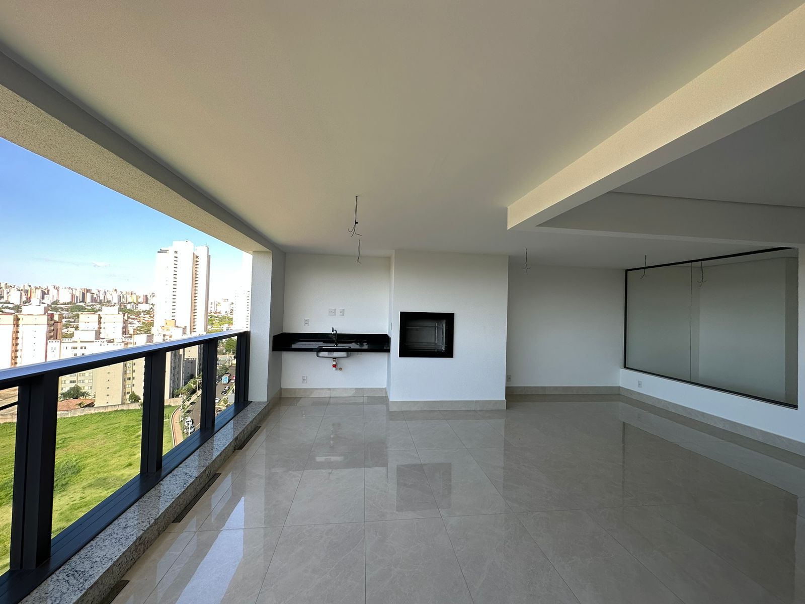 Apartamento à venda, Edifício Grand Palais,  216m² úteis, 3 suítes, sacada c/ skinglas, elevador privativo, 3 vagas , andar alto -Gleba Palhano- 