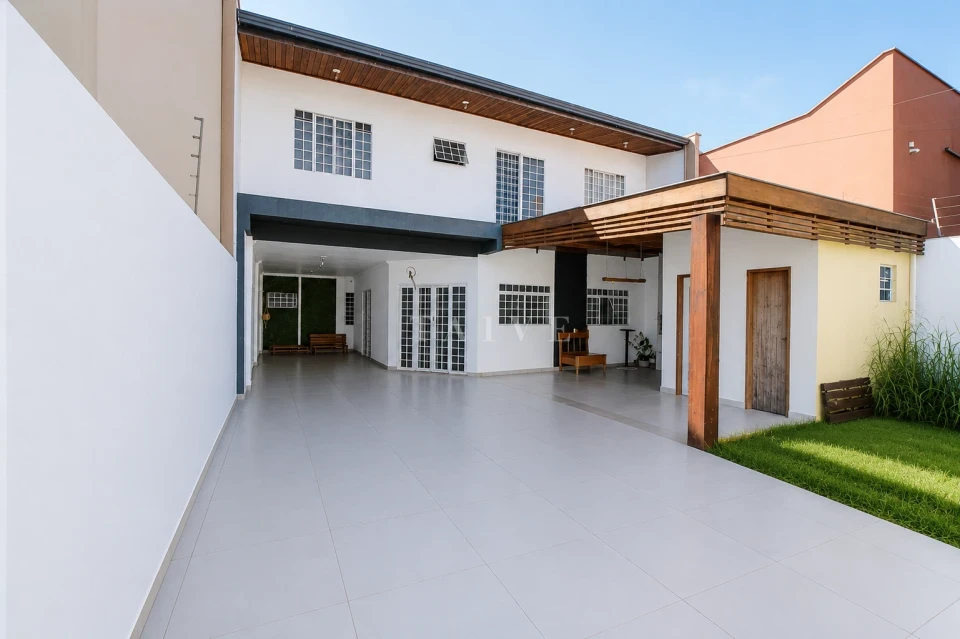 CASA A VENDA ZONA LESTE, NA AVENIDA PRINCIPAL