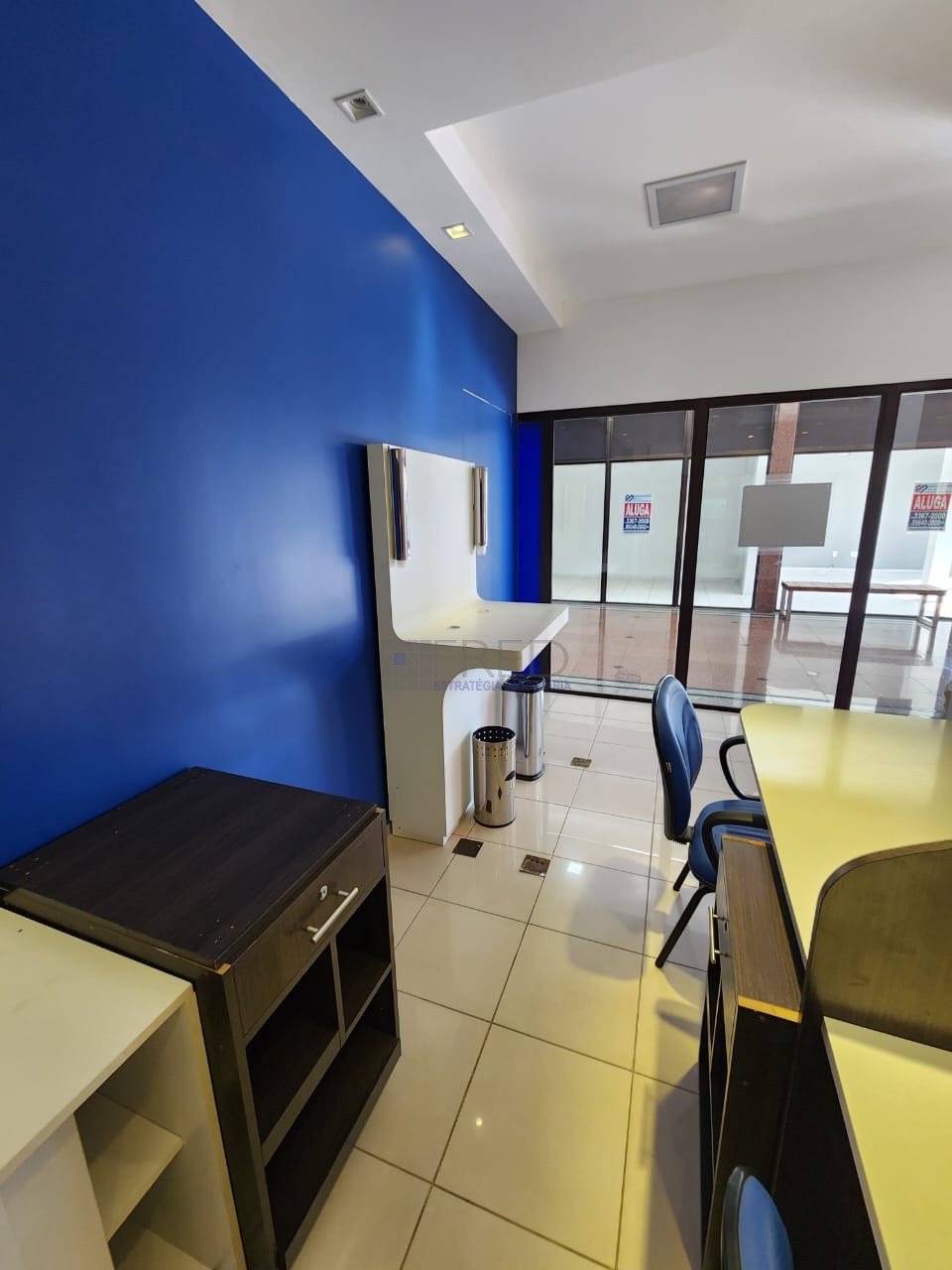 LOJA NO TERREO MOBILIADA PARA LOCAÇÃO- CENTRO EMPRESARIAL NEWTON CAMARA