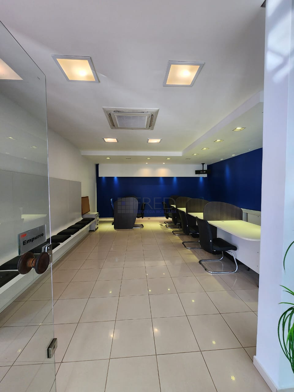 LOJA NO TERREO MOBILIADA PARA LOCAÇÃO- CENTRO EMPRESARIAL NEWTON CAMARA