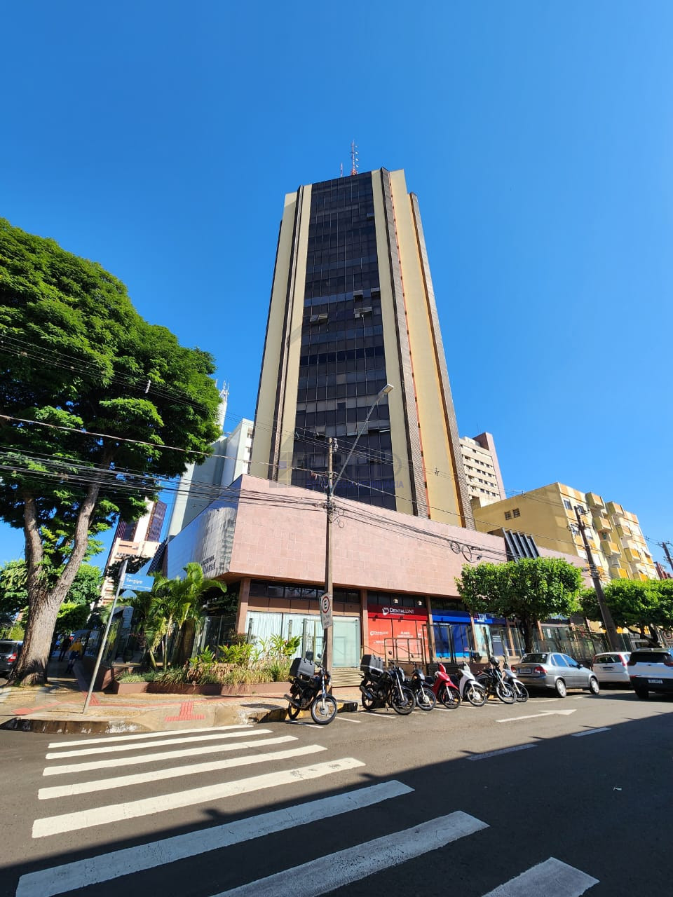 LOJA NO TERREO MOBILIADA PARA LOCAÇÃO- CENTRO EMPRESARIAL NEWTON CAMARA