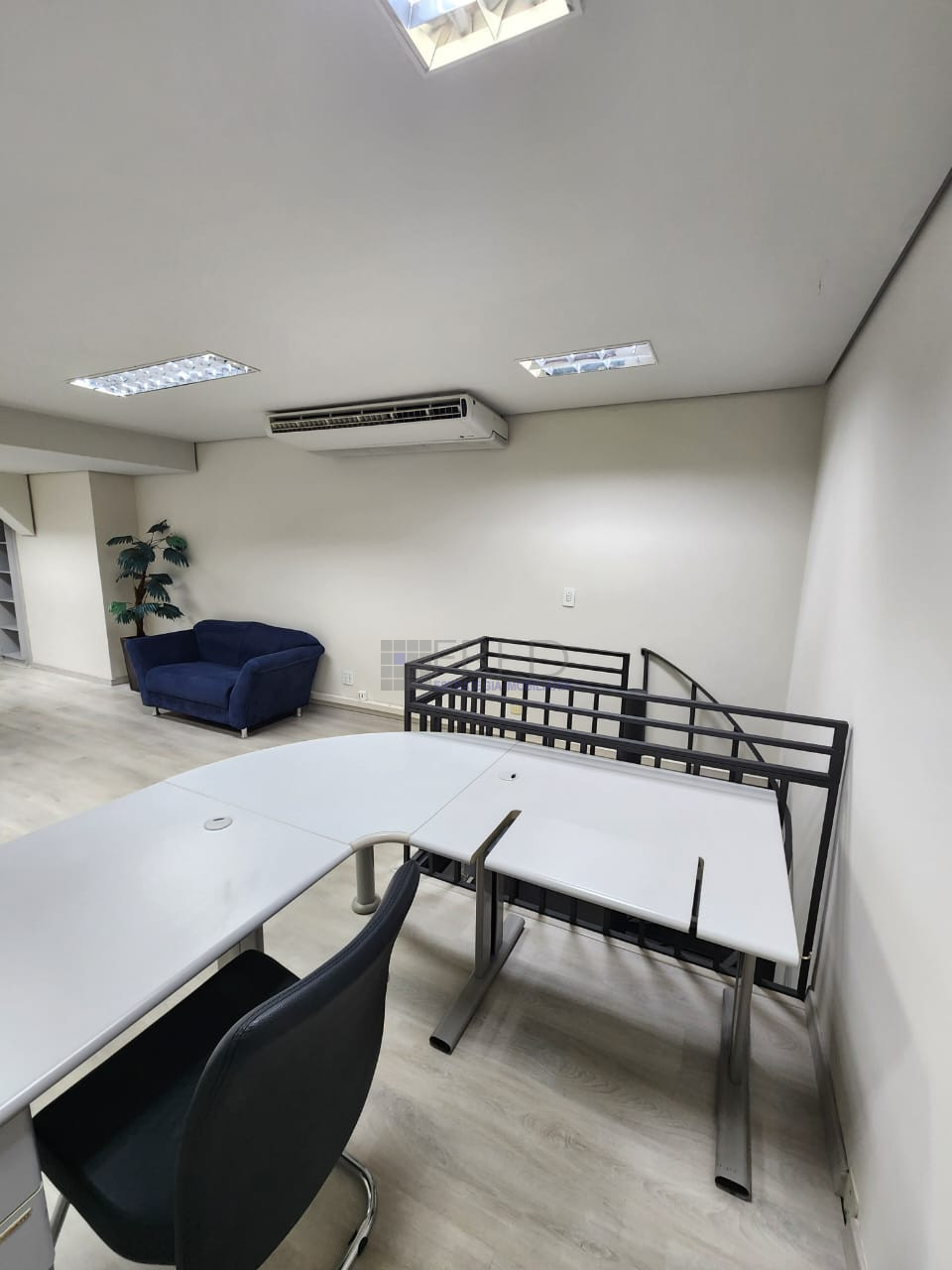 LOJA NO TERREO MOBILIADA PARA LOCAÇÃO- CENTRO EMPRESARIAL NEWTON CAMARA