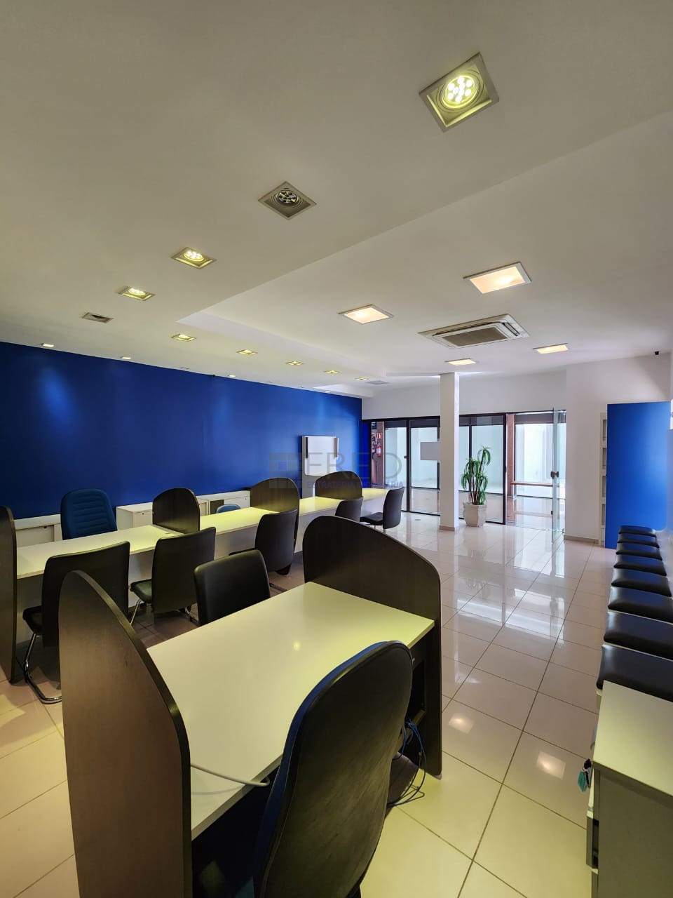 LOJA NO TERREO MOBILIADA PARA LOCAÇÃO- CENTRO EMPRESARIAL NEWTON CAMARA