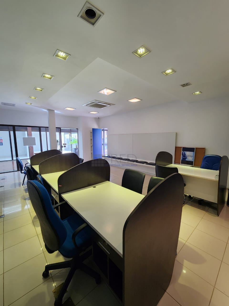 LOJA NO TERREO MOBILIADA PARA LOCAÇÃO- CENTRO EMPRESARIAL NEWTON CAMARA