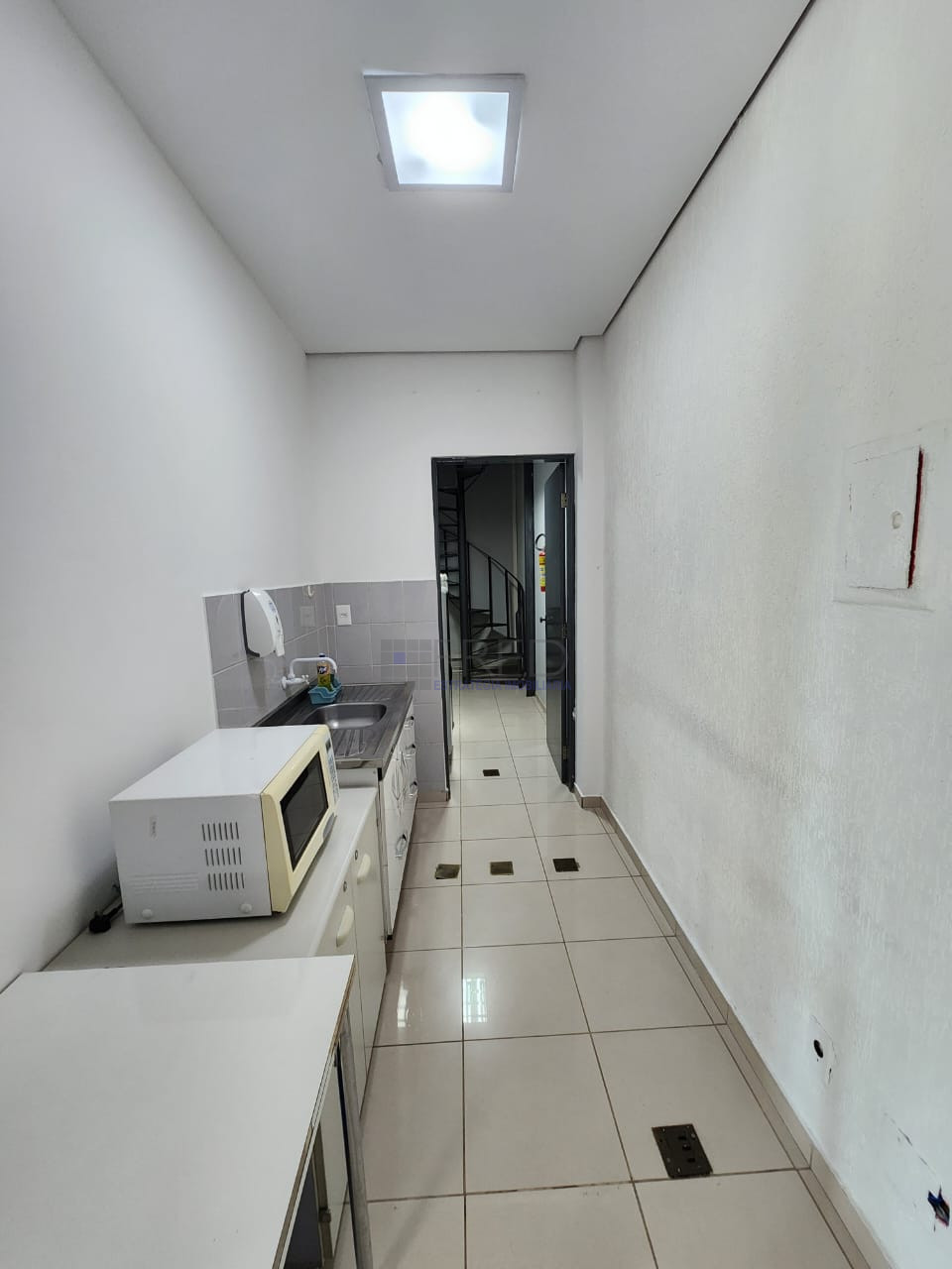 LOJA NO TERREO MOBILIADA PARA LOCAÇÃO- CENTRO EMPRESARIAL NEWTON CAMARA