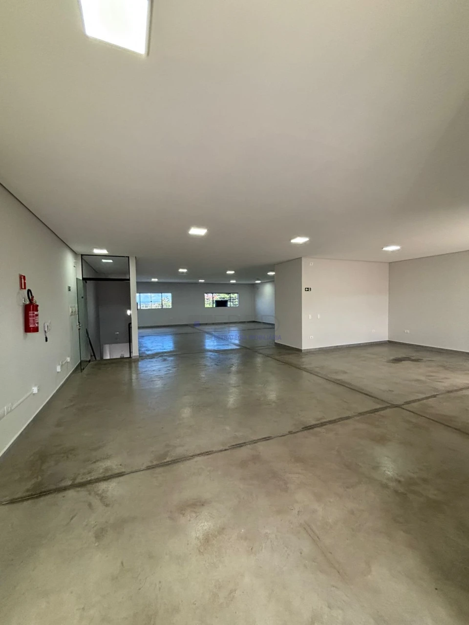 LINDA SOBRELOJA PARALOCAÇÃO