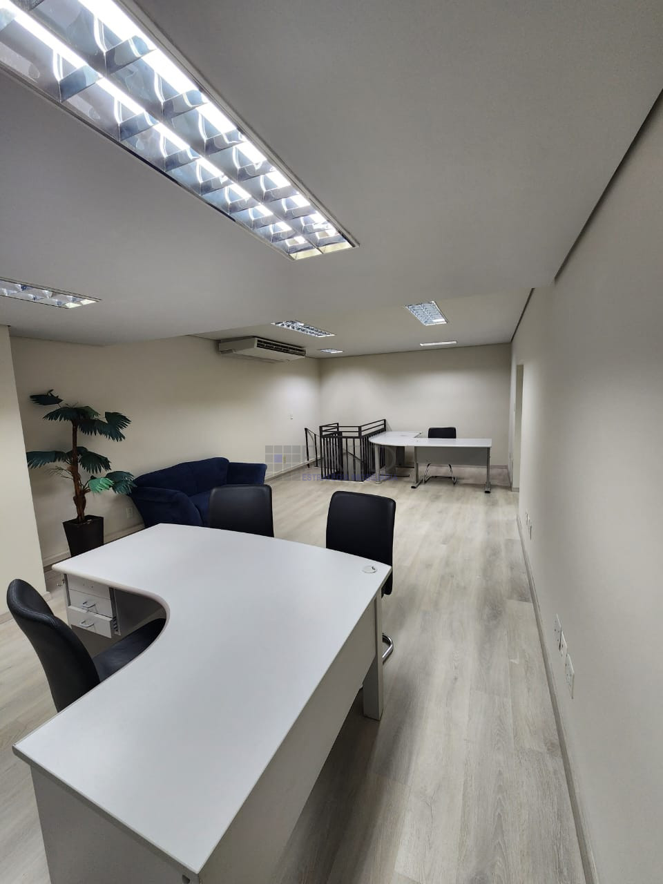 LOJA NO TERREO MOBILIADA PARA LOCAÇÃO- CENTRO EMPRESARIAL NEWTON CAMARA
