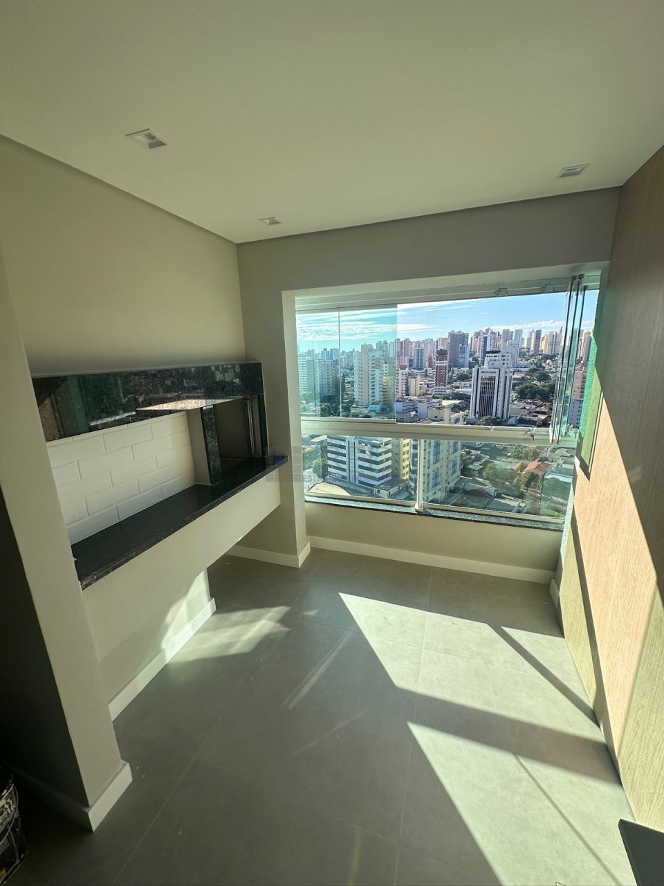 APARTAMENTO TODO REFORMADO - ANDAR ALTO - RESIDENCIAL KONSTANZ