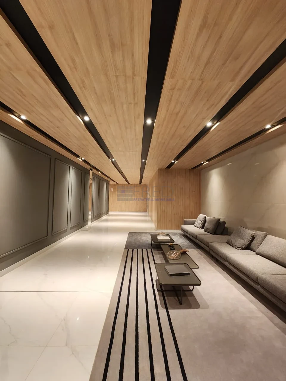 APARTAMENTO A VENDA -EDIFICIO TRIANON - ANDAR ALTO - LINDO